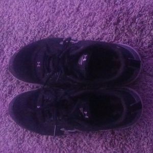 Under armor sneakers size 7 youth black